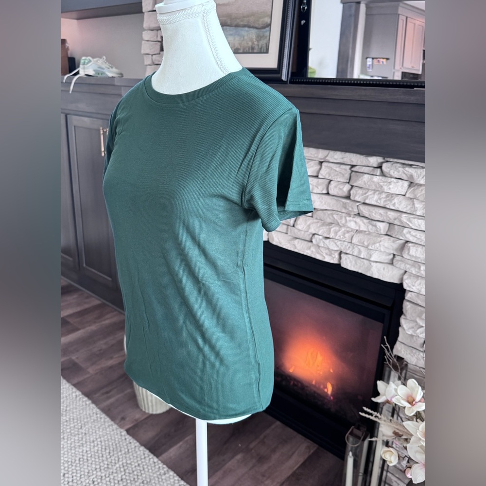 BRAND NEW Women’s Medium Ridshy Classic Green Women's Top Stretchy and Soft